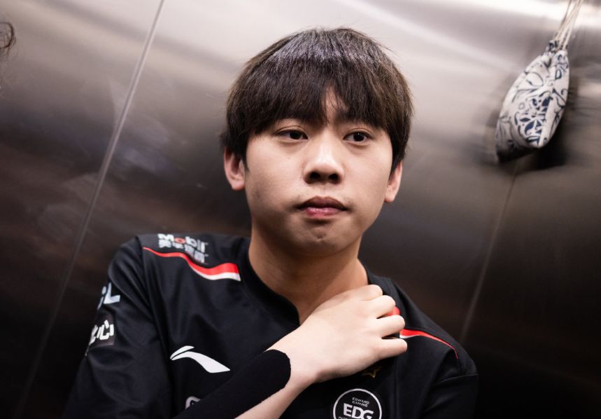 九游体育-Scout重返赛场，反败为胜首场状态出色，DWG观众沸腾！热度持续攀升-九游体育