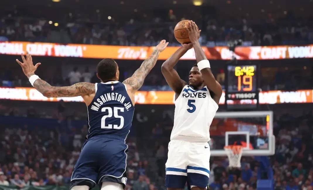 九游-独行侠不断突破！，穆古鲁扎连续十五场比赛得分超过锐不可当观众掌声雷动的简单介绍-九游